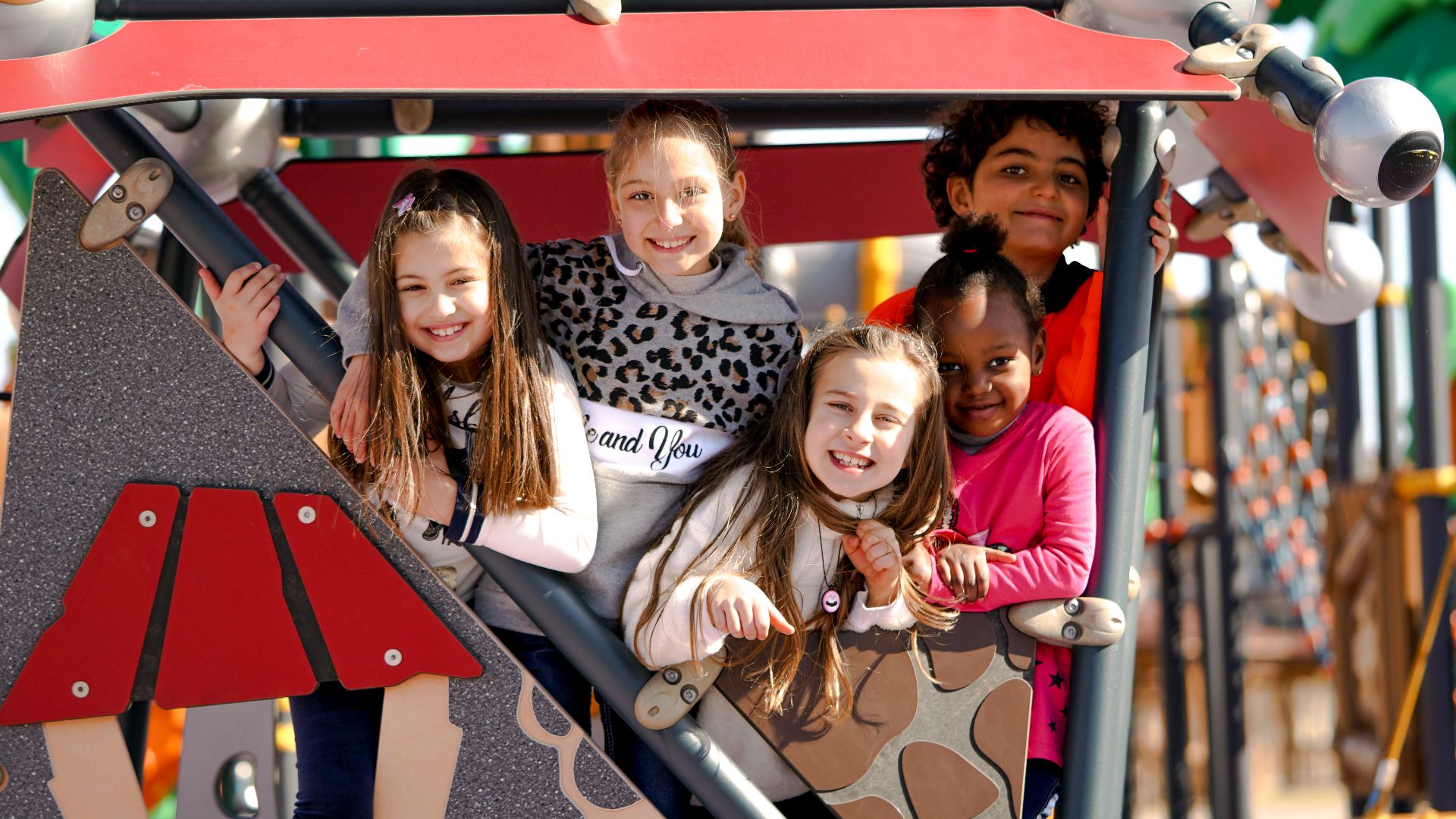 Cemer Kent Ekipmanları, Dünya çocukları için üretiyor